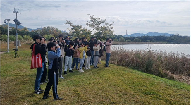 낙동강 에코센터 일원에서 열린 겨울철새맞이 행사 철새탐조 장면 ©부산시