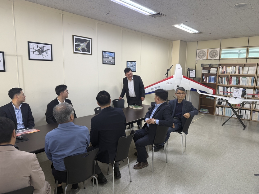 국방부 관계자와 에이엠시스템 관계자들이 간담회를 진행하고 있다. 