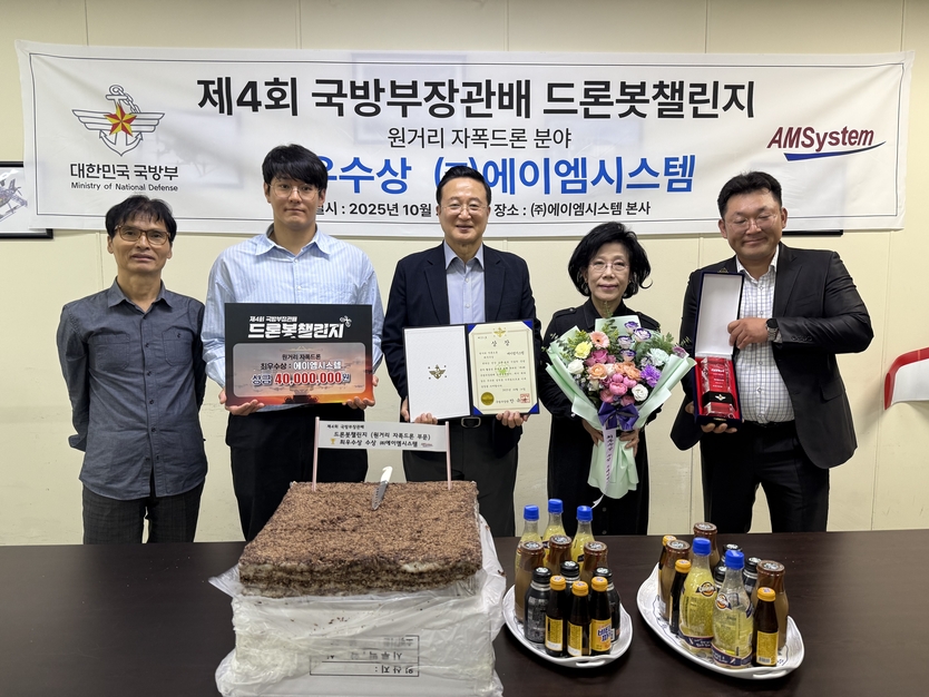 김영익 대표(사진 가운데)가 에이엠시스템 관계자들과 축하 기념사진을 촬영하고 있다. 