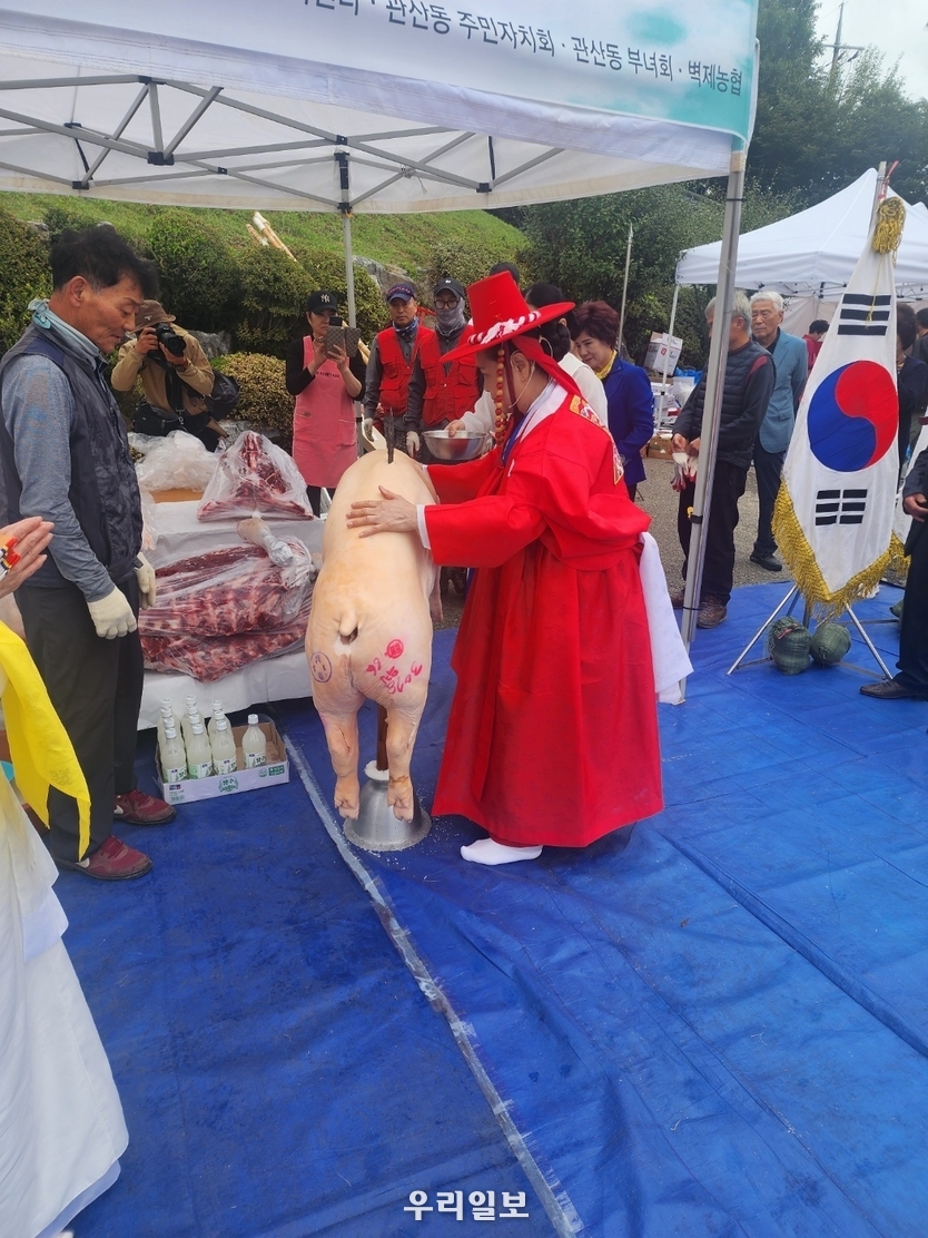 최영장군 위령굿 무속 의식의 절차인 ‘사슬 세우기’ 의식이 진행되고 있다.ⓒ김선근 기자