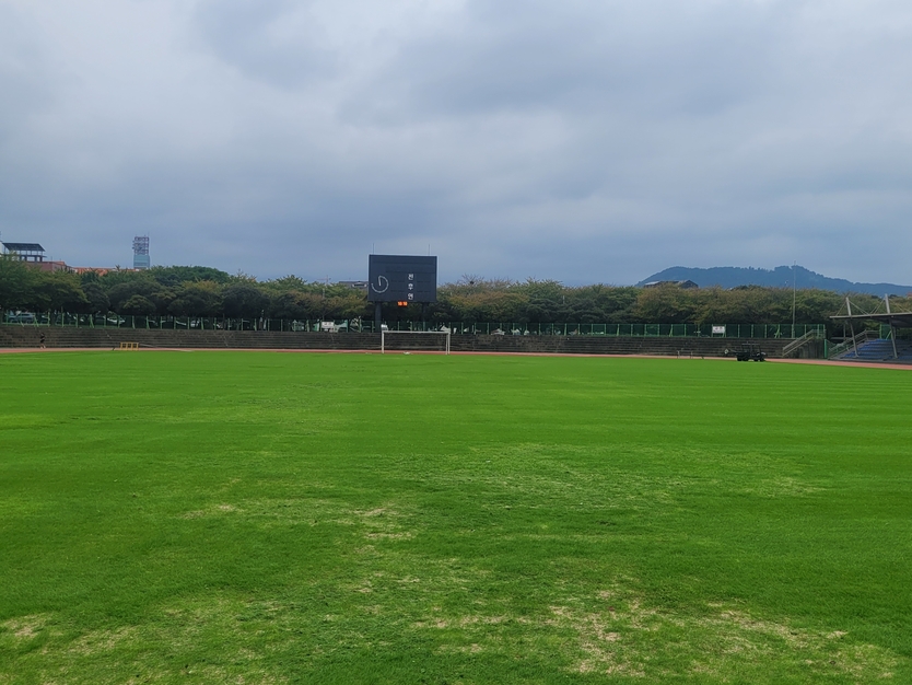 (체육진흥과 10. 24.) 제주시, 축구장 잔디 오버시딩,작년에 이어 올해도 성공_애향운동장 오버시딩(추가파종) 후 사진