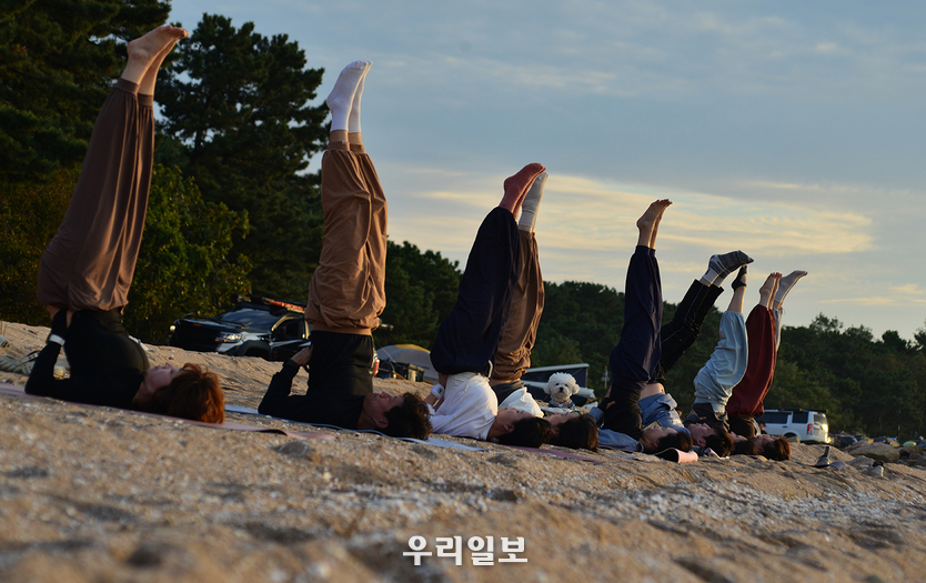 서쪽 하늘에 노을이 번질 때, 바다 위 요가-연의 평화로운 순간ⓒ 최은준기자 