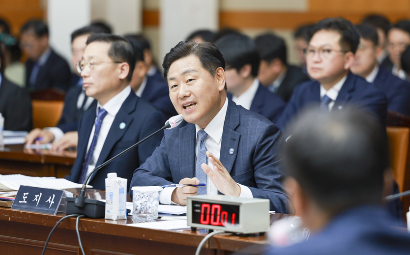 국정감사에서 의원들의 질의에 김관영 도지사가 답변하고 있다. ⓒ 자치도 제공