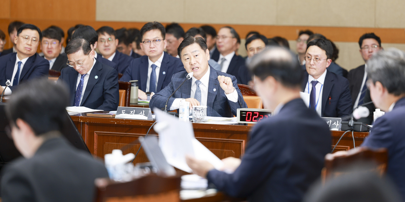 국정감사에서 의원들의 질의에 김관영 도지사가 답변하고 있다. ⓒ 자치도 제공