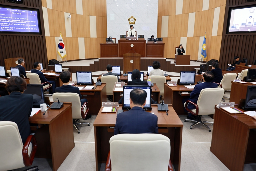 박현주 연수구의장이 제275회 연수구의회 임시회 폐회를 선언하고 있다. ⓒ 연수구의회 제공