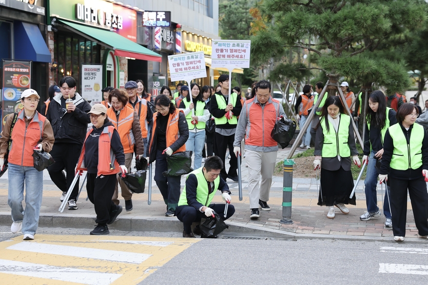 김정헌 중구청장이 하반기 쾌적한 초록길 만들기 캠페인을 벌이고 있다. ⓒ 인천시 중구청 제공