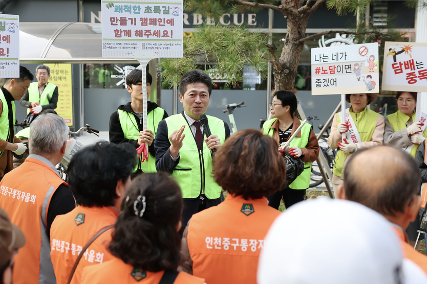 김정헌 중구청장이 하반기 쾌적한 초록길 만들기 캠페인을 벌이고 있다. ⓒ 인천시 중구청 제공