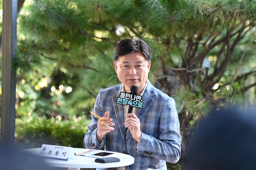 조용익 부천시장이 27일, 고라개공원에서 열린 ‘틈만나면, 현장속으로’ 에서 레미콘 공장 일대 환경오염 최소화를 위해 주민 및 업체 관계자와 의견을 나누고 있다..ⓒ부천시