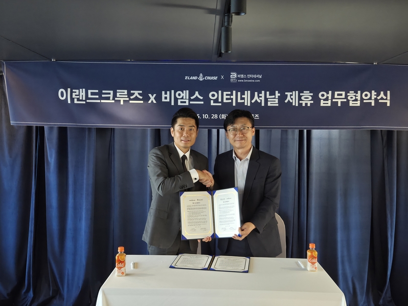 이랜드크루즈 박동진 대표와 비엠스인터내셔날 박정근 대표가 업무협약을 체결하고 있다. ⓒ 비엠스인터내셔날 제공