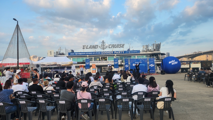 이랜드크루즈와 비엠스인터내셔날 대표가 업무협약을 체결하고 있다. ⓒ 비엠스인터내셔날 제공