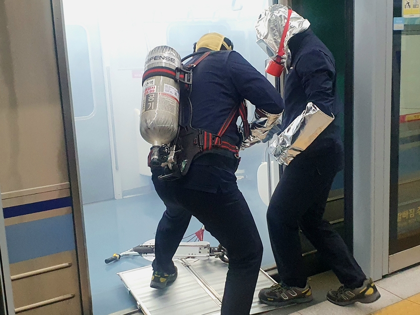 인천교통공사가, 박촌역에서 전동킥보드 등 개인형이동장치(PM) 배터리 화재 발생 상황을 가정한 ‘재난대비 상시훈련’을 실시하고 있다. ⓒ 인천교통공사 제공