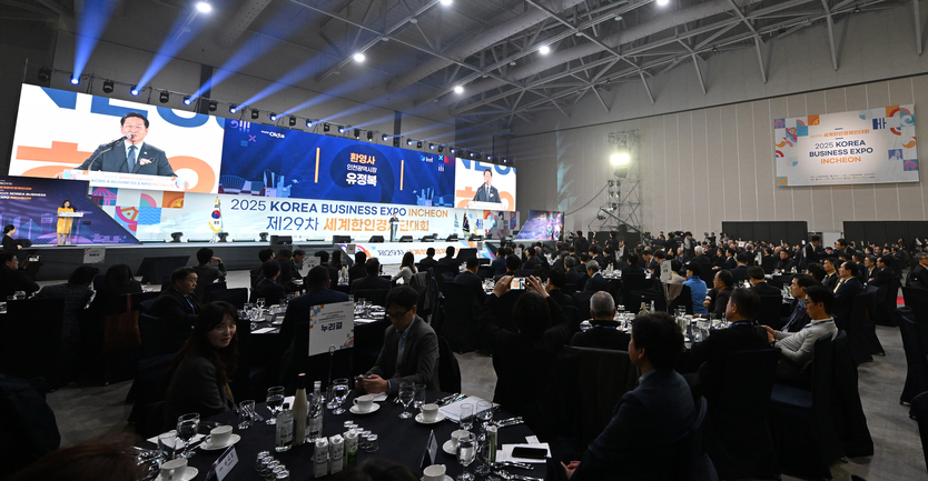 국립인천대 HUSS사업단 소속 학생들이 인천 송도컨벤시아에서  ‘제29차 세계한인경제인대회 및 2025 KOREA BUSINESS EXPO INCHEON’ 현장 비즈시니 행사에서 인사말을 하고있다. ⓒ 인천대 제공