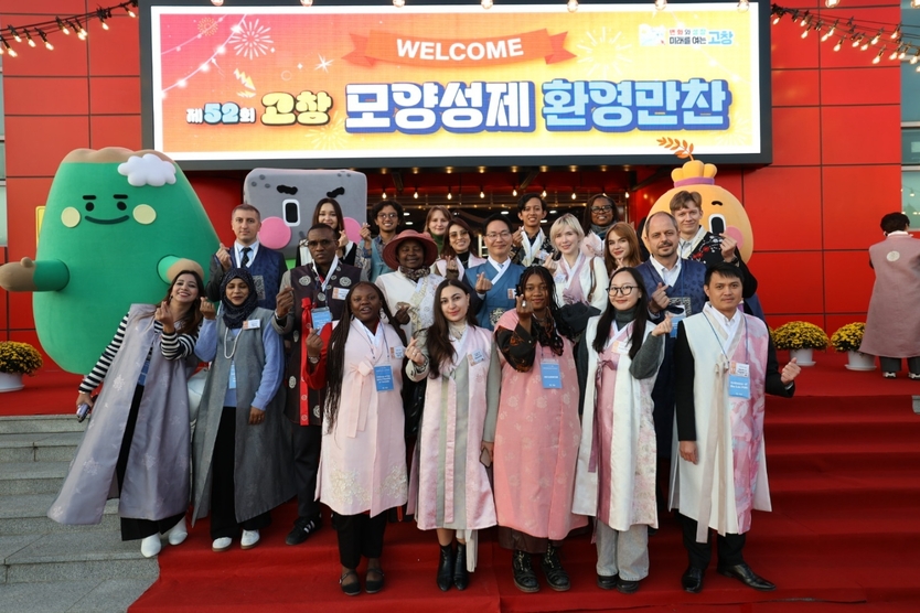 심덕섭 고창군수가 모양성제 만찬장에서 외국인 인플루언서들과 기념사진을 찍고 있다.