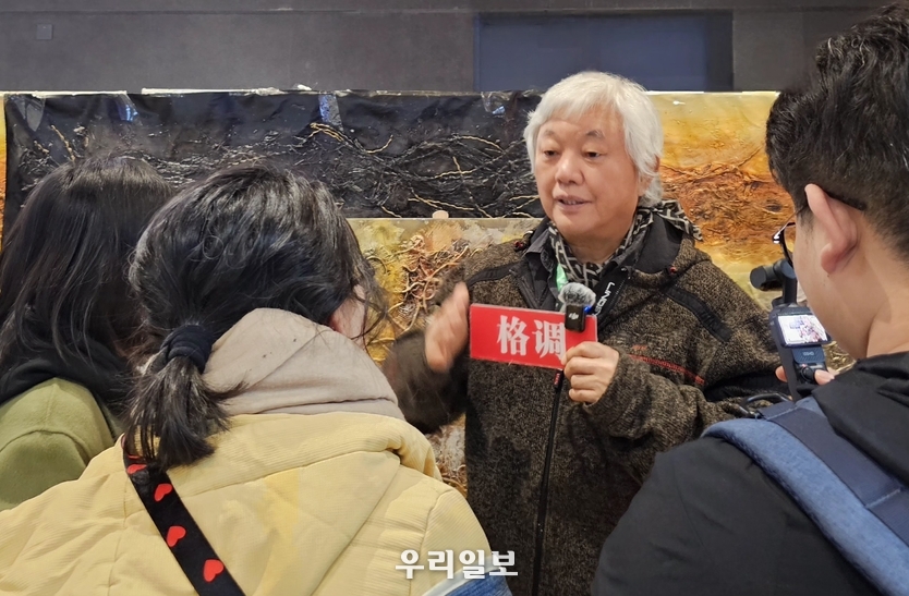 <strong>전시장에서 중국 언론과 인터뷰를 진행하고 있는 차홍규 한중미술협회장</strong>