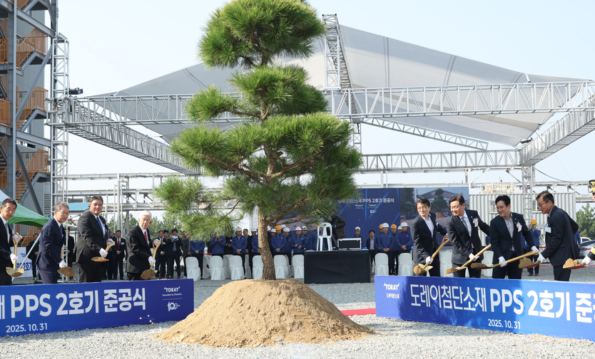 31일 새만금산단 2공구 내에서 열린 도레이첨단소재㈜ PPS-2호기 준공식에 김관영 도지사를 비롯해 신영대 국회의원, 김의겸 새만금개발청장, 닛카쿠 아키히로 일본 도레이그룹 회장, 큐노 모토히사 도레이첨단소재 회장, 김영섭 대표이사 등이 참석해 기념 세레모니를 하고 있다. ⓒ 자치도 제공