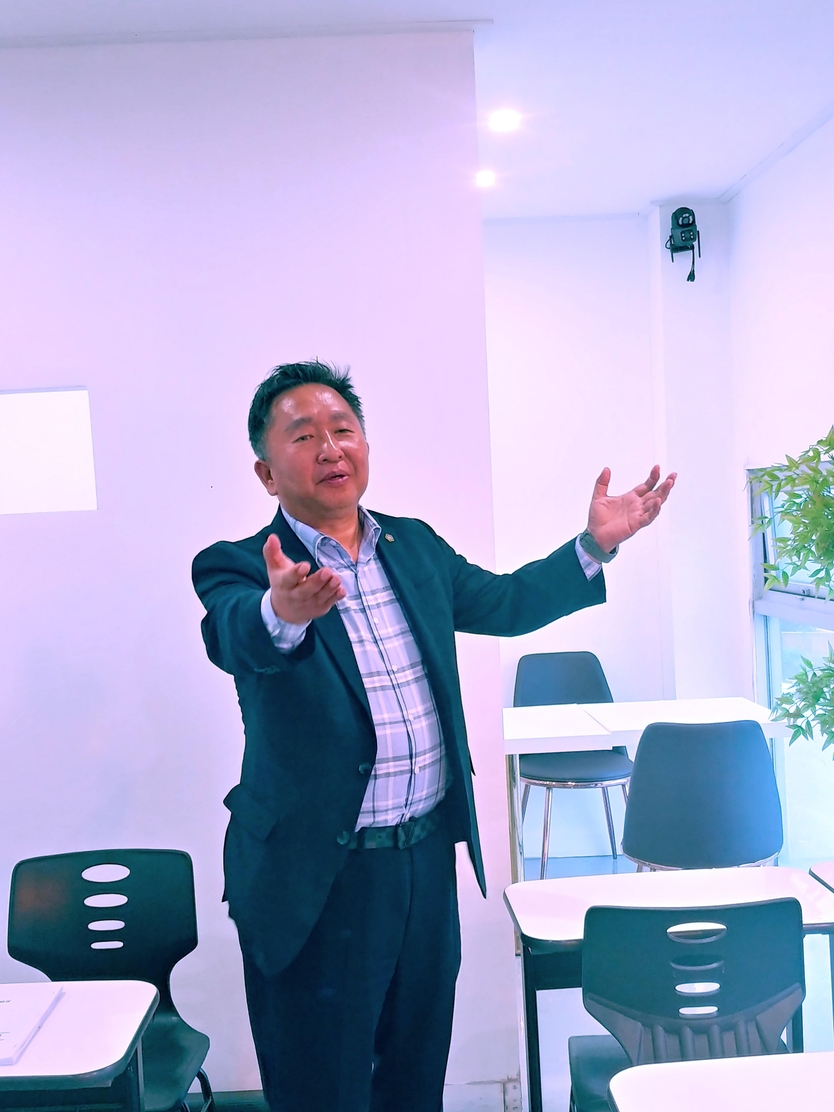 우경원 강사가 강의에 열중을 하고 있다. ⓒ 영종뉴스 제공