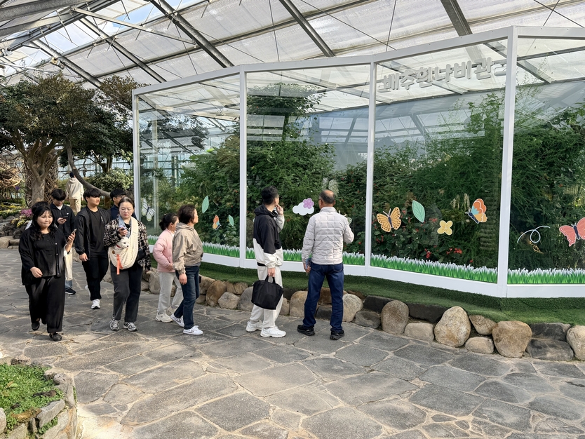 ‘2025 대한민국 국향대전’ 자연생태관 내 관광객 사진 ⓒ 함평군 제공