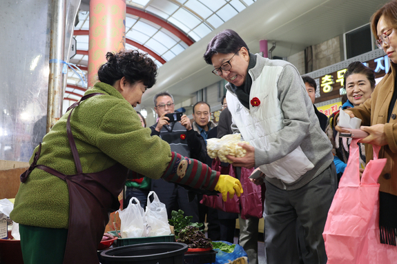 박형준 시장, 용호골목시장 등 방문해 민생 현장 점검