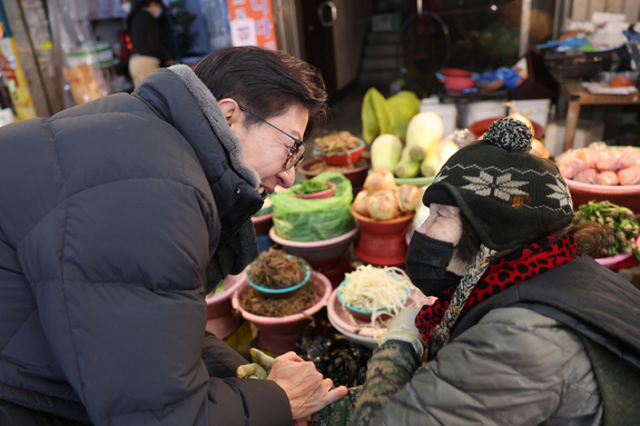 박형준 시장 구포시장 방문… 부산형 선결제로 민생 현장 챙긴다