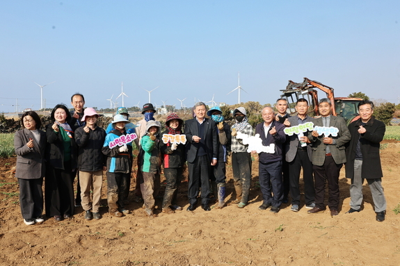 김완근 제주시장, 고산농협 외국인 계절근로자 근무 현장 방문