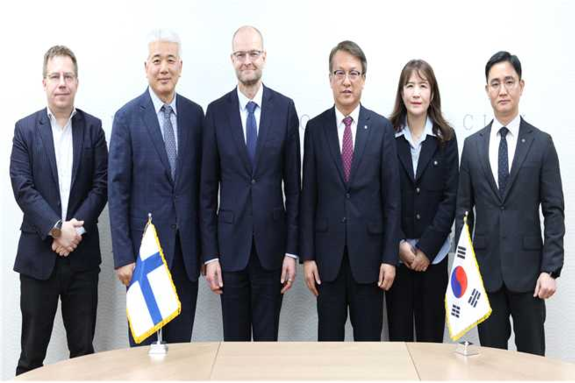 북극항로 활성화 선제 대응 나선다, 핀란드 대사와 맞손