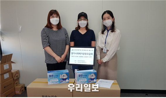 경기북부노인보호전문기관에 프로골퍼 변현민 선수(가운데)가 방문해 마스크를 전달하고 있다. ⓒ 경기도사회서비스원