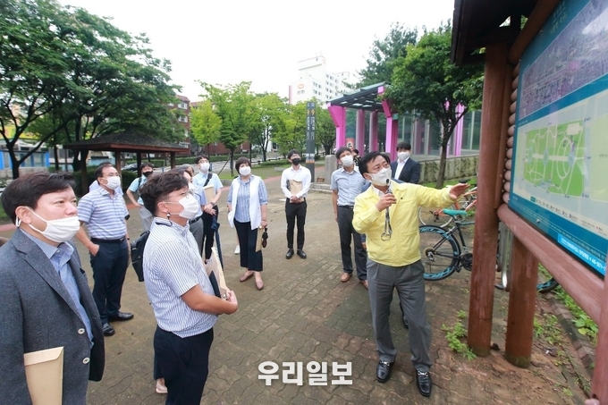이강호 남동구청장이 현장에서 대도시권광역교통위원회 관계자들에게 설명을 하고 있다. ⓒ남동구청