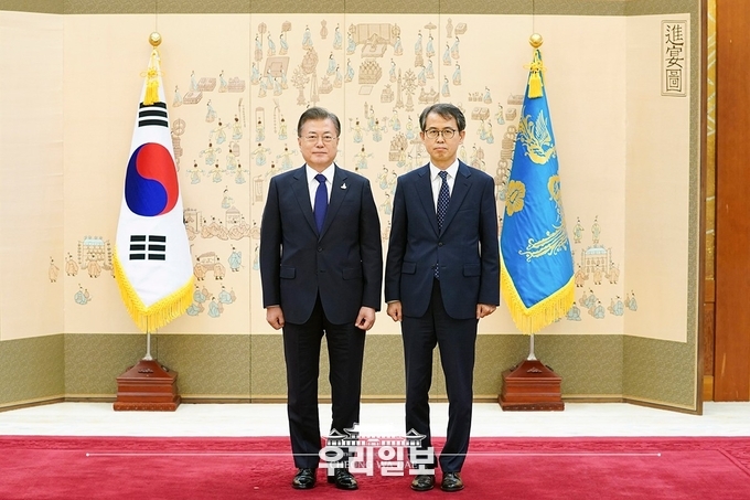 문재인대통령이 이흥수 대법관 임명장 수여식후 기념사진 촬영 ⓒ 청와대