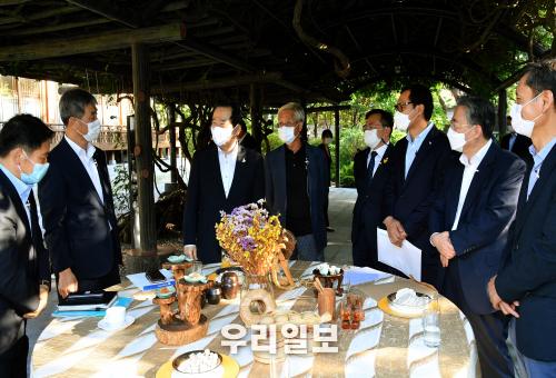 정세균 국무총리가 10일 삼청동 총리서울공관에서 열린 제18차 목요대화(전국소상공인단체 대표들과의 대화)를 주재하고 있다.ⓒ 국무총리실