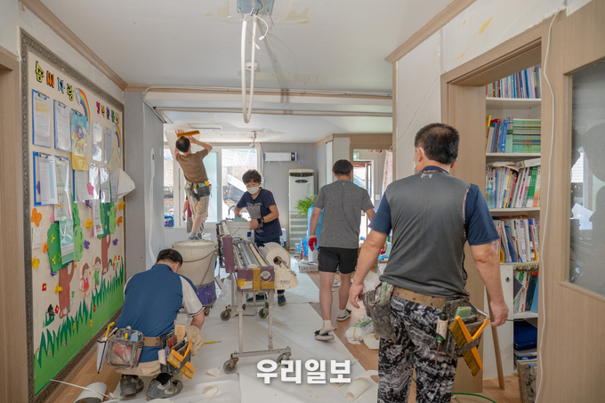포스코건설이 코로나19로 인해 사회적거리두기 차원에서 전문용역업체를 통해 행복한동산 지역아동센터의 바닥공사 봉사활동을 실시하고 있다. ⓒ 포스코건설