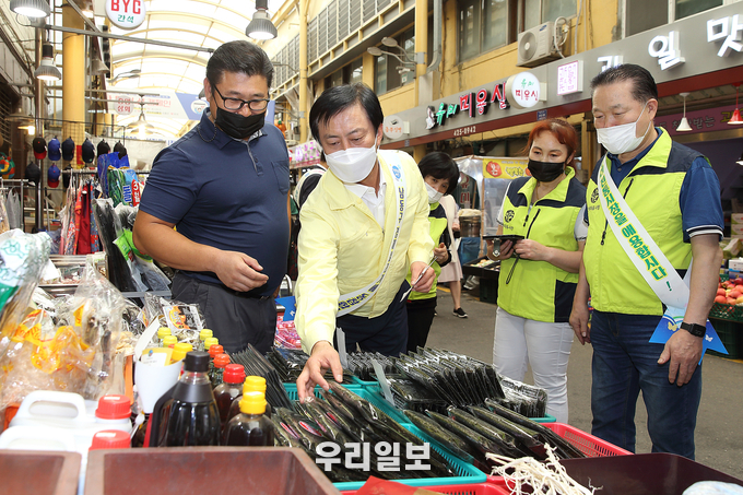 이강호 구청장이 모래내시장에서 직접 물건을 고르고 있다. ⓒ남동구청 