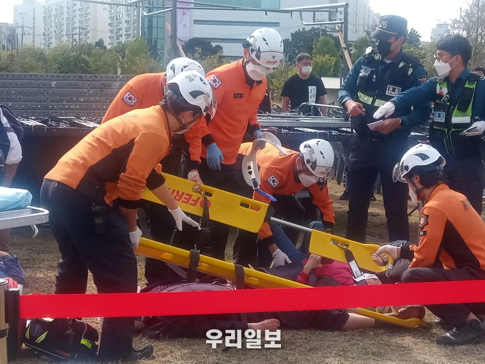 14일 오후 1시32분께 인천시 부평구 산곡동 미군부대 캠프마켓 행사장에서 전광판이 전도돼 신고를 받고 출동한 소방대원들이 구조작업을 벌이고 있다. ⓒ 보건복지신문