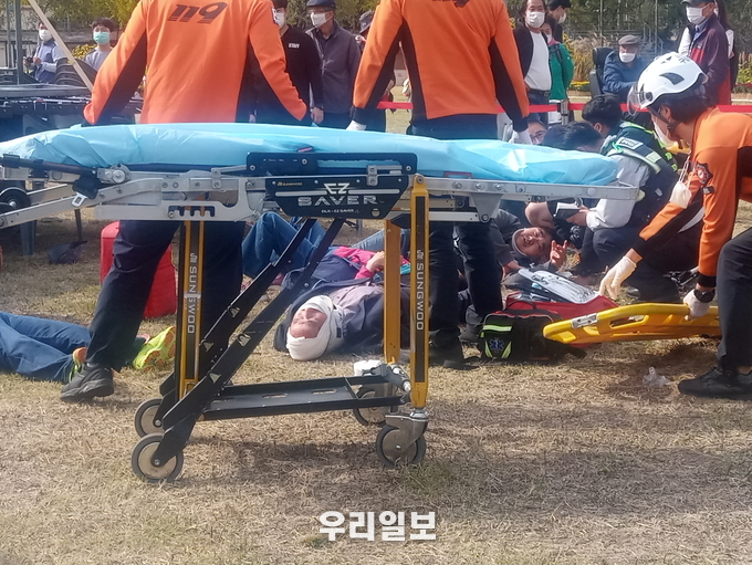 14일 오후 1시32분께 인천시 부평구 산곡동 미군부대 캠프마켓 행사장에서 전광판이 전도돼 신고를 받고 출동한 소방대원들이 구조작업을 벌이고 있다.ⓒ 보건복지신문
