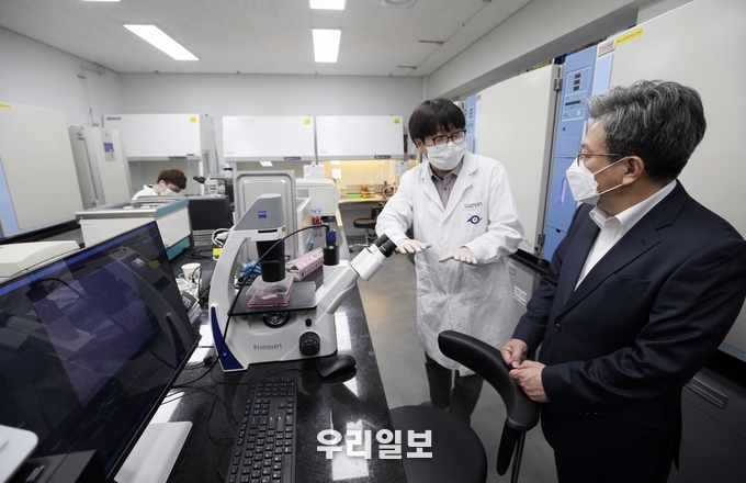 SCM 1층 연구실에서 연구원이 줄기세포 치료제에 대해 이원재 IFEZ 청장에게 설명하고 있다. ⓒ인천경제자유구역청