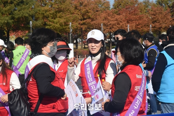 24일 진행된 세계소아마비의날 기념캠페인에 참여한 대전목향로타리클럽 다겸 김인숙 회장(가운데)과 회원들의 모습. ⓒ 목향로타리클럽