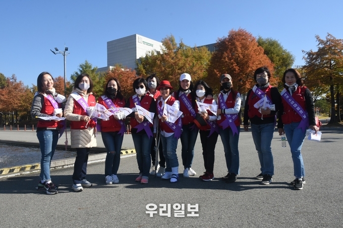 24일 진행된 세계소아마비의날 기념 캠페인에 참여한 대전목향로타리클럽이 거리캠페인을 진행하기 전 기념촬영을 하고 있다. ⓒ 목향로타리클럽