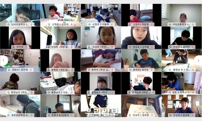 진지한 모습으로 과거시험을 보는 학생들 ⓒ 가천문화재단