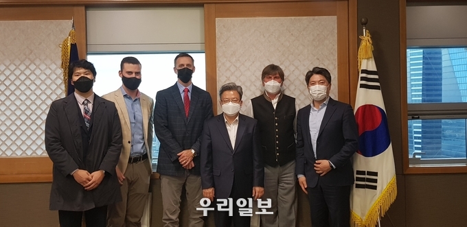 이원재 청장이 그레고리 힐 유타대 아시아캠퍼스 대표를 포함한 CMI 방문단을 접견하고 버나드 퍼슬 CMI 센터장의 '유타대 아시아 의료혁신센터(CMI 아시아)' 설립 계획 보고를 받은 뒤 설립 지원, 스타트업 및 바이오 기업들간 협업 방안에 대해 논의했다 ⓒ인천경제자유구역청