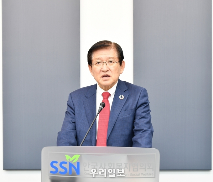 서상목 한국사회복지협의회장이 8일 열린 ICSW 총회에서 한국인으로서는 최초로 제21대 ICSW 회장에 선출됐다. 사진은 수락연설을 하고 있는 서상목 회장(사진제공=한국사회복지협의회)