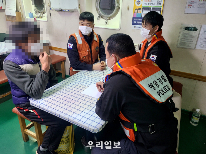 인천해경이 불법체류자 검거해 조사를 하고 있다. ⓑ 인천해경