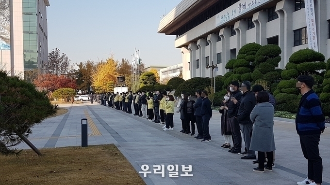  인천시청 공무원들이 영흐면 주민들이 쓰레기 매립지 철회농성에 시청 본관 앞에서 장막을 치고 있다. ⓒ 우리일보 db