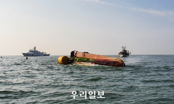 사고해역 부근 전복선박이 더 이상 침몰되지 않기 위해 리프백(부력재)을 설치, 해경 경비함정이 주변 해역의 실종자 수색에 전념하고 있다. 사고 현장의 유속은 한때 3노트(5.6km)까지 흘러 수색 범위를 점차 확대 할 예정이다 ⓒ인천해양경찰서
