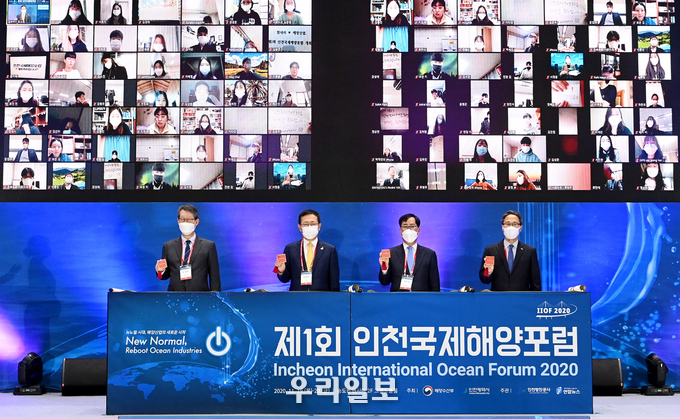 박남춘 인천시장이 19일 송도컨벤시아에서 열린 '제1회 인천국제해양포럼'에서 지속 가능한 해양산업 진흥을 위한 '인천국제해양포럼 선언문'을 발표하며 기념촬영을 하고 있다.(왼쪽부터 조성부 연합뉴스 사장, 박남춘 인천시장, 박준영 해양수산부 차관, 최준욱 인천항만공사 사장)