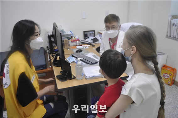 인천적십자병원이 기초수급자 및 저소득 장애인등을 대상으로 맞춤형 통합지원서비스를 제공하고 있다. 진료 모습 ⓒ 인천적십자병원