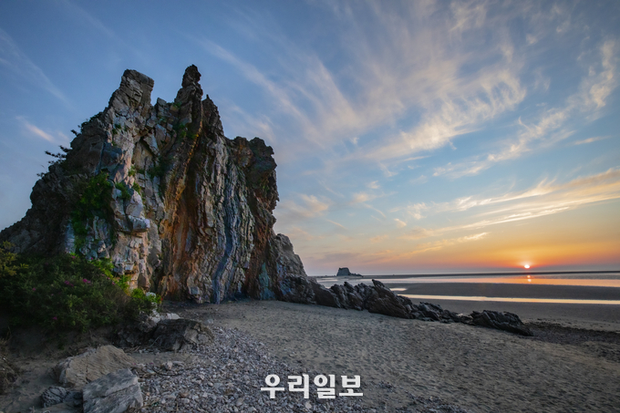 제7회 기인종씨가 출품한 인천 옹진 승봉도 남대문바위가 대상작으로 선정됐다. ⓒ 한국여행사진작가협회