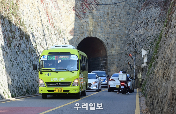 26일 중구 홍예문 일대에서 교통취약지역을 순환하는 생활밀착형 '인천 e-음버스' 시연회가 열리고 있다.ⓒ인천시청