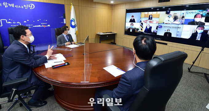 박남춘 시장이 접견실에서 열린 '1회용품 없는 장례문화 조성을 위한 비대면 업무협약식'에서 인사말을 하고 있다. ⓒ 인천시제공