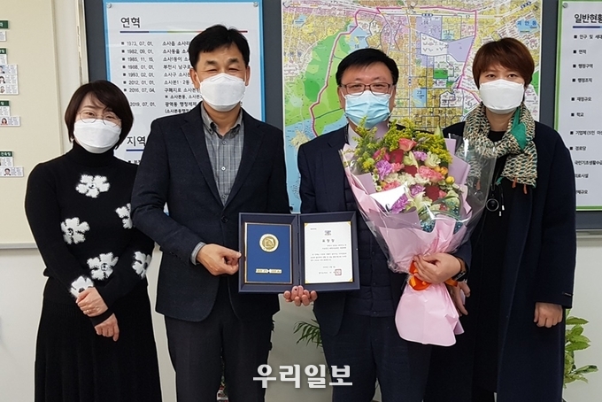 세종병원 신교훈 행정지원부원장(오른쪽에서 두 번째)과 이정훈 소사본동장(왼쪽에서 두번째)이 기념촬영을 하고 있다. ⓒ세종병원