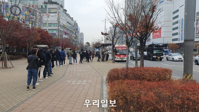 버스 대기 유도선 설치 전 상동역홈플러스 앞 정류소 보도 ⓒ부천시청
