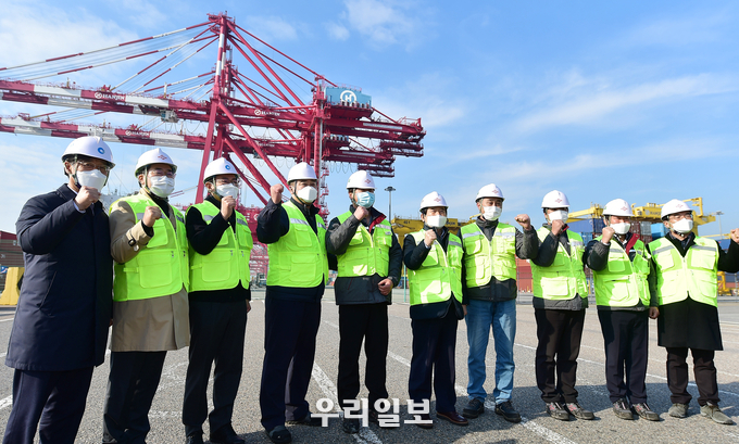 정세균 국무총리가 인천신항을 방문 화이팅을 외치고 있다. ⓒ 인천시청 제공